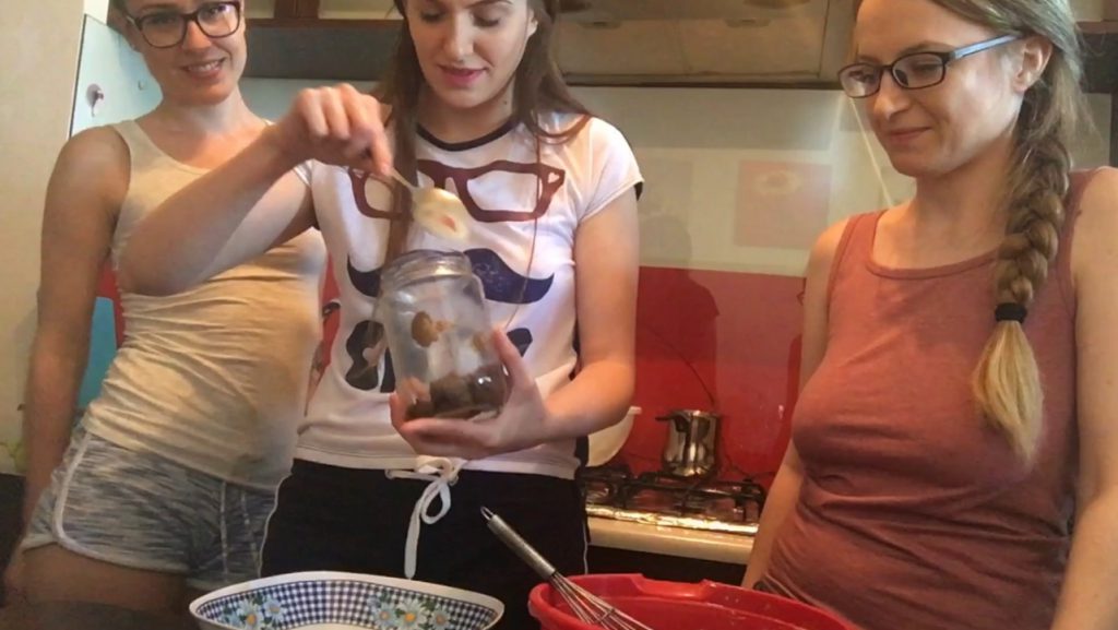 Girlfriends cooked muffins from their own shit and ate them - Josslyn Kane, Ella Gilbert and Diana Spark 5