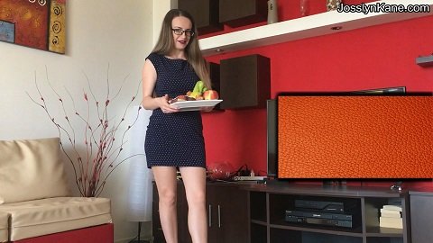 JosslynKane – Pooping on a plate full of food [1,09 Gb / FHD-1080p]