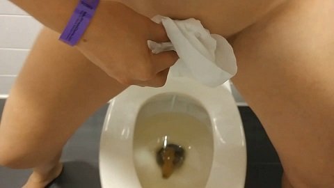 Public Porn Convention Pee and Surprise Poop (28.06.2021) Candie Cane