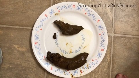 LittleDirtyPrincess – 2 Hole-stretching turds & poop on a plate (28.01.2022)