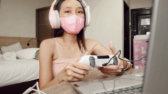 NaomiBobba – Poop in a bowl while gaming online (€18.99 YezziClips)